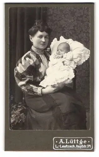 Fotografie A. Lüttge, Leutzsch, Hauptstr. 34, Mutterglück, junge Mutter mit Baby im Taufkleid