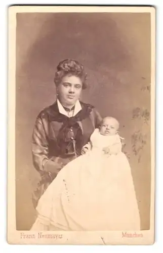 Fotografie Franz Neumayer, München, Neuhauserstr. 29, Mutterglück, Mutter mit Baby im Taufkleid