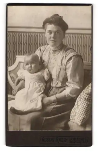 Fotografie Gustav Rasch, Schleswig, Stadtweg 32, Mutterglück, junge Mutter mit Baby im Arm