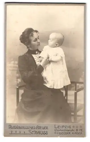 Fotografie Atelier Strauss, Leipzig, Windmühlenstr. 8-12, Mutterglück, Mutter hält Baby im Arm