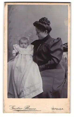 Fotografie Gustav Bauer, Apolda, Obere Bahnhofstrasse, Mutterglück, stolze Mutter mit Baby im Taufkleid