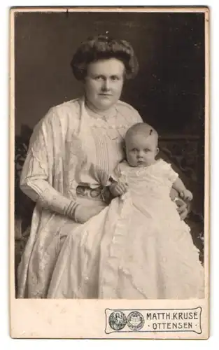 Fotografie Matth. Kruse, Altona-Ottensen, Papenstr. 7, Mutterglück, Johanna Lange geb. Krause & Baby Johannes