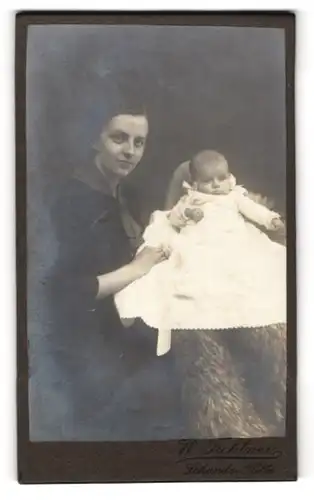 Fotografie W. Fichtner, Schandau / Elbe, junge Mutter & Baby im Taufkleidchen, Mutterglück