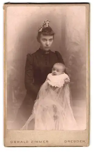 Fotografie Oswald Zimmer, Dresden, Zeughausstr. 3, Mutterglück, junge Mutter & Baby im Taufkleid mit Schleier