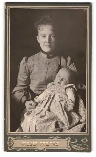 Fotografie Ernst Freitag, Finsterwalde, Berlinerstr. 42, Mutterglück, glückliche Mutter mit Baby im Arm