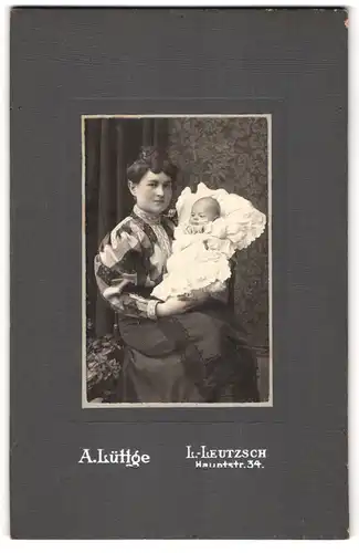 Fotografie A. Lüttge, Leipzig-Leutzsch, Hauptstr. 34, Mutter mit Baby kurz nach der Taufe, Mutterglück