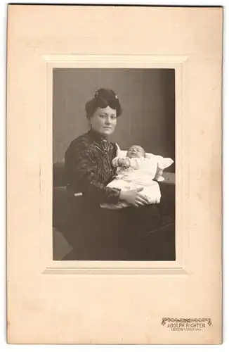 Fotografie Adolph Richter, Leipzig-Lindenau, Merseburgerstr. 61, Mutterglück, Hausfrau & Mutter mit Baby im Arm
