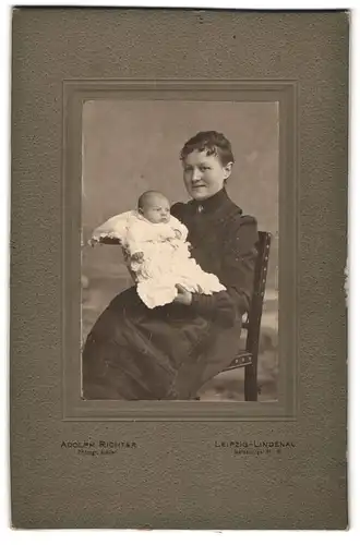 Fotografie Adolph Richter, Leipzig-Lindenau, Merseburgerstr. 61, Mutterglück, Brünette Mutter hält Baby im Arm