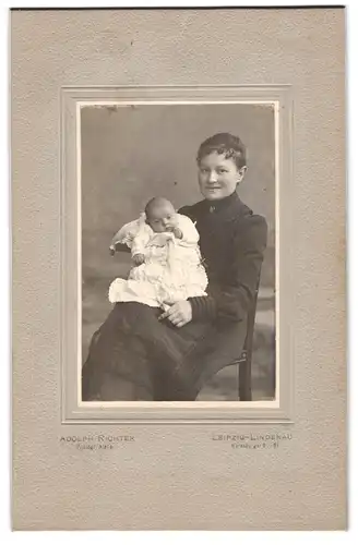 Fotografie Adolph Richter, Leipzig-Lindenau, Merseburgerstr. 61, Mutterglück, stolze Mutter mit Baby im Arm