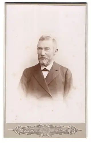 Fotografie Oscar Ewald, Bromberg, Danzigerstr. 154, Älterer Herr im Anzug mit Vollbart