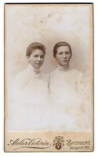 Fotografie Atelier Victoria, Bromberg, Danzigerstr. 157, Zwei junge Damen in weissen Kleidern