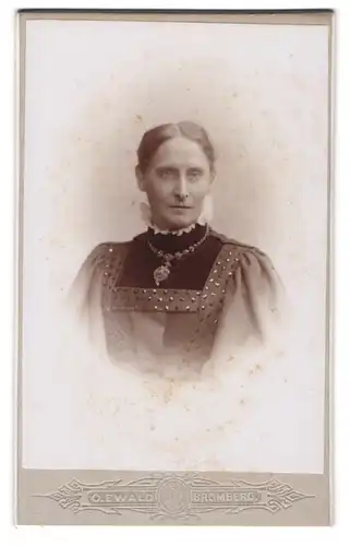 Fotografie Oscar Ewald, Bromberg, Danzigerstr. 154, Bürgerliche Dame im Kleid mit Kreuzkette