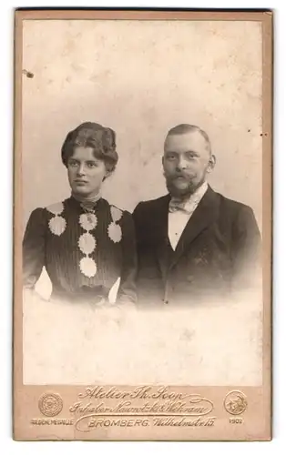 Fotografie Theodor Joop, Bromberg, Wilhelm-Str. 15, Bürgerliches Paar in modischer Kleidung
