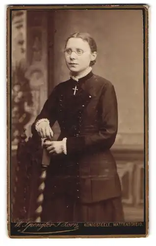 Fotografie W. Spengler-G. Zorn, Königsteele, Hübsch gekleidete Dame mit Kreuzkette