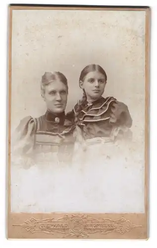 Fotografie O. Ewald, Bromberg, Bürgerliche Dame mit einem Mädchen