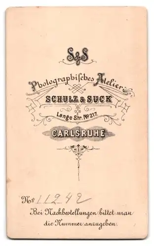 Fotografie Schulz & Suck, Karlsruhe, Lange Str. 217, Festlich gekleidete Dame mit einem Buch