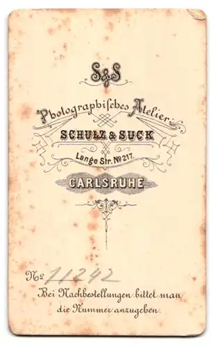 Fotografie Schulz & Suck, Karlsruhe, Lange Str. 217, Edle Dame sitzt am Tisch