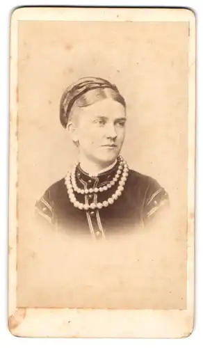 Fotografie L. Wagner, Karlsruhe, Hirschstr. 36, Junge Dame mit Haarband und Halskette