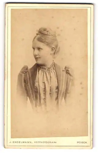 Fotografie J. Engelmann, Posen, Wihelmstr. 8, Junge Dame mit Hochsteckfrisur