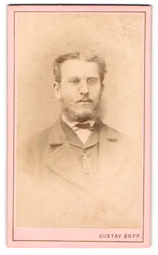 Fotografie Gustav Bopp, Bregenz, Bürgerlicher Herr mit Brille und Bart