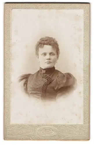 Fotografie Osc. Pappenberger, Bad-Aibling, Junge Dame mit zurückgebundenem Haar