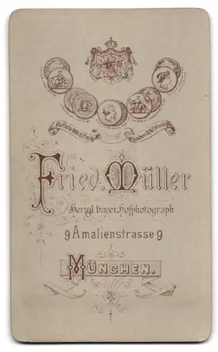 Fotografie Fried. Müller, München, Amalienstr. 9, Bürgerliche Dame im Kleid mit Kragenbrosche