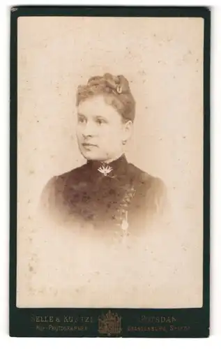 Fotografie Selle & Kuntze, Potsdam, Schwertfegerstr. 14, Junge Dame mit hochgesteckten Haaren