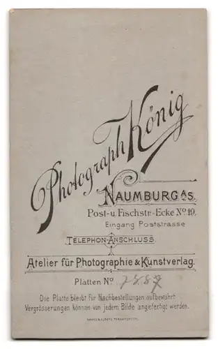 Fotografie König, Naumburg a. S., Ecke Post- u. Fischstr. 19, Bürgerliches Paar in zeitgenössischer Kleidung