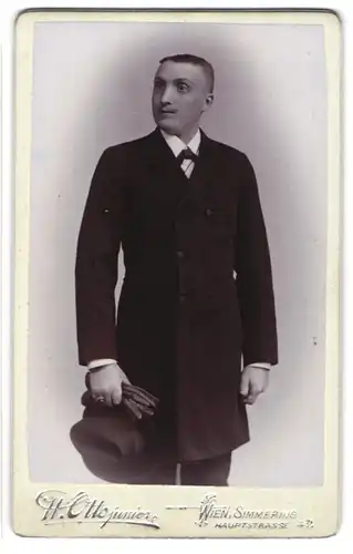 Fotografie Wilhelm Otto junior, Wien-Simmering, Hauptstr. 47, Junger Herr in eleganter Kleidung