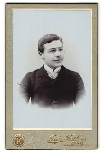 Fotografie Ferdinand Kral, Wien, Favoritenstr. 99, Junger Herr im Anzug mit Zwicker