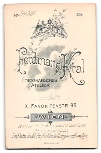 Fotografie Ferdinand Kral, Wien, Favoritenstr. 99, Junger Herr im Anzug mit Zwicker