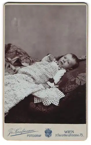 Fotografie Franz Kaufmann, Wien, Favoritenstr. 73, Süsses Kleinkind unter einer Decke