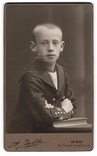 Fotografie A. Schalita, Wien, Favoritenstr. 112, Junge im Matrosenhemd mit verschränkten Armen