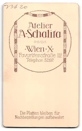 Fotografie A. Schalita, Wien, Favoritenstr. 112, Junge im Matrosenhemd mit verschränkten Armen