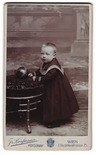 Fotografie Franz Kaufmann, Wien, Favoritenstr. 73, Kleines Kind im Matrosenkleid mit einem Ball