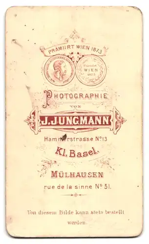 Fotografie J. Jungmann, Kl. Basel, Hammerstr. 13, Elegant gekleideter Herr lehnt am Sockel