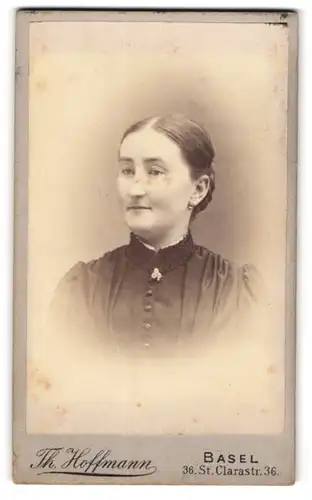 Fotografie Th. Hoffmann, Basel, St. Clarastr. 36, Junge Dame mit Flechtfrisur