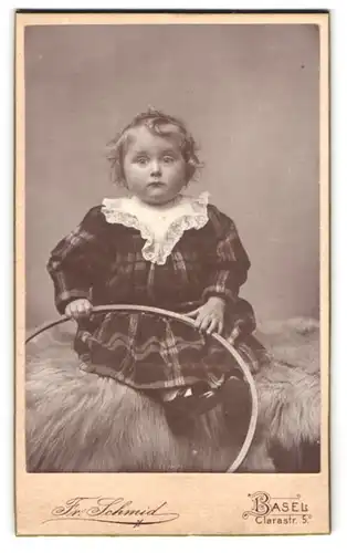 Fotografie Fr. Schmid, Basel, Clarastr. 5, Kleinkind im Kleid mit einem Reifen