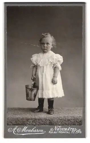 Fotografie A. Monbaron, Neuchâtel, 17, Rue de l`Hôpital, Kleines Mädchen im Kleid mit Eimer