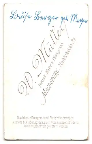 Fotografie W. Müller, Magdeburg, Tischlerbrücke 34, Bürgerliche Dame mit Kragenbrosche und Halskette