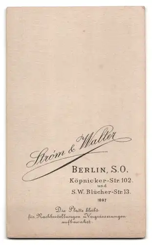 Fotografie Stróm & Walter, Berlin, Köpnicker-Str. 102, Blücher-Str. 13, Stattlicher Herr im Anzug mit Schnauzbart
