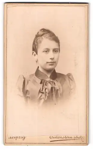 Fotografie Eulenstein, Leipzig, Zeitzer-Str. 30, Junge Dame im Kleid mit Kragenbrosche