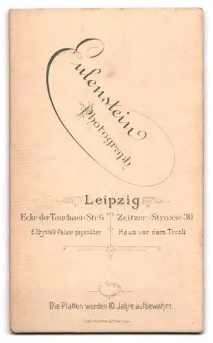 Fotografie Eulenstein, Leipzig, Zeitzer-Str. 30, Junge Dame im Kleid mit Kragenbrosche