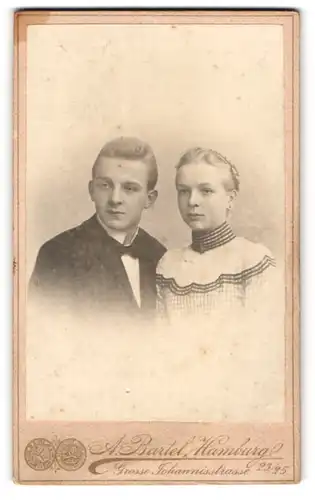 Fotografie A. Bartel, Hamburg, Grosse Johannisstr. 23-25, Junges Paar in modischer Kleidung