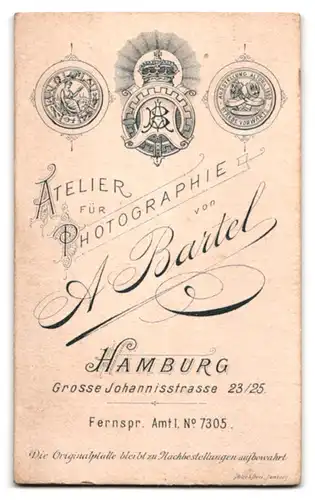 Fotografie A. Bartel, Hamburg, Grosse Johannisstr. 23-25, Junges Paar in modischer Kleidung