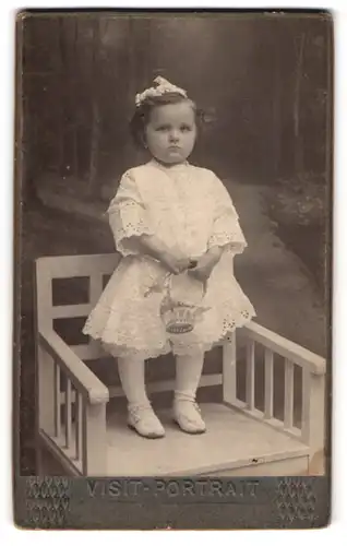 Fotografie Josef Nemec, Praha, Vysehradska tr. c. 41, Kleines Mädchen im Kleid mit Körbchen