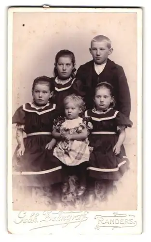 Fotografie Gebh. Zehngraf, Randers, Ostergade, Junge und vier Mädchen in modischer Kleidung