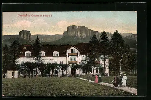 AK Schandau a. E., Gasthof Ostrauer Scheibe mit Gebirgsblick und Gästen auf dem Zugangsweg