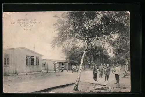 AK Unterlüss, Barackenlager der Minenwerferschule, Eingang mit Soldaten