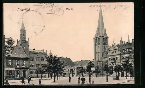 AK Bitterfeld, Marktplatz mit Passanten und Kirche